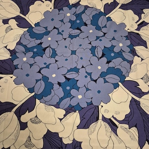 Peut inclure: Textile à motif floral. Le motif présente un groupe central de fleurs bleues, entouré de fleurs blanches et bleues et de feuilles bleu foncé. Le motif est posé sur un fond bleu foncé. Le thème général est floral.