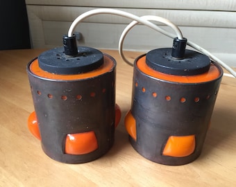 Paar Pendelleuchten im brutalistischen Stil, Deckenleuchten aus orangefarbenem Glas und Metall