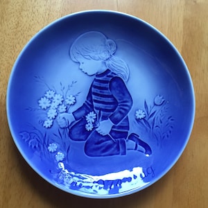 Piatto vintage in porcellana &quot;Deisies for Mother&quot; di Desiree Denmark MORS DAG 1974, diametro 7,5&quot;/ 19 cm; piatto blu Old Copenhagen, regalo per la festa della mamma