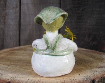 スウェーデンのヴィンテージフラワーガールの置物。9 cmの小さな石器の