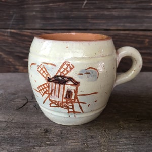 Antiker Becher mit Mühle; Vintage Keramik Mini-Tasse