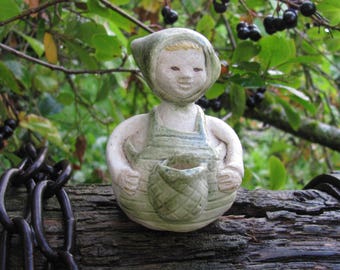 スウェーデンのヴィンテージフラワーガールの置物。9 cmの小さな石器の