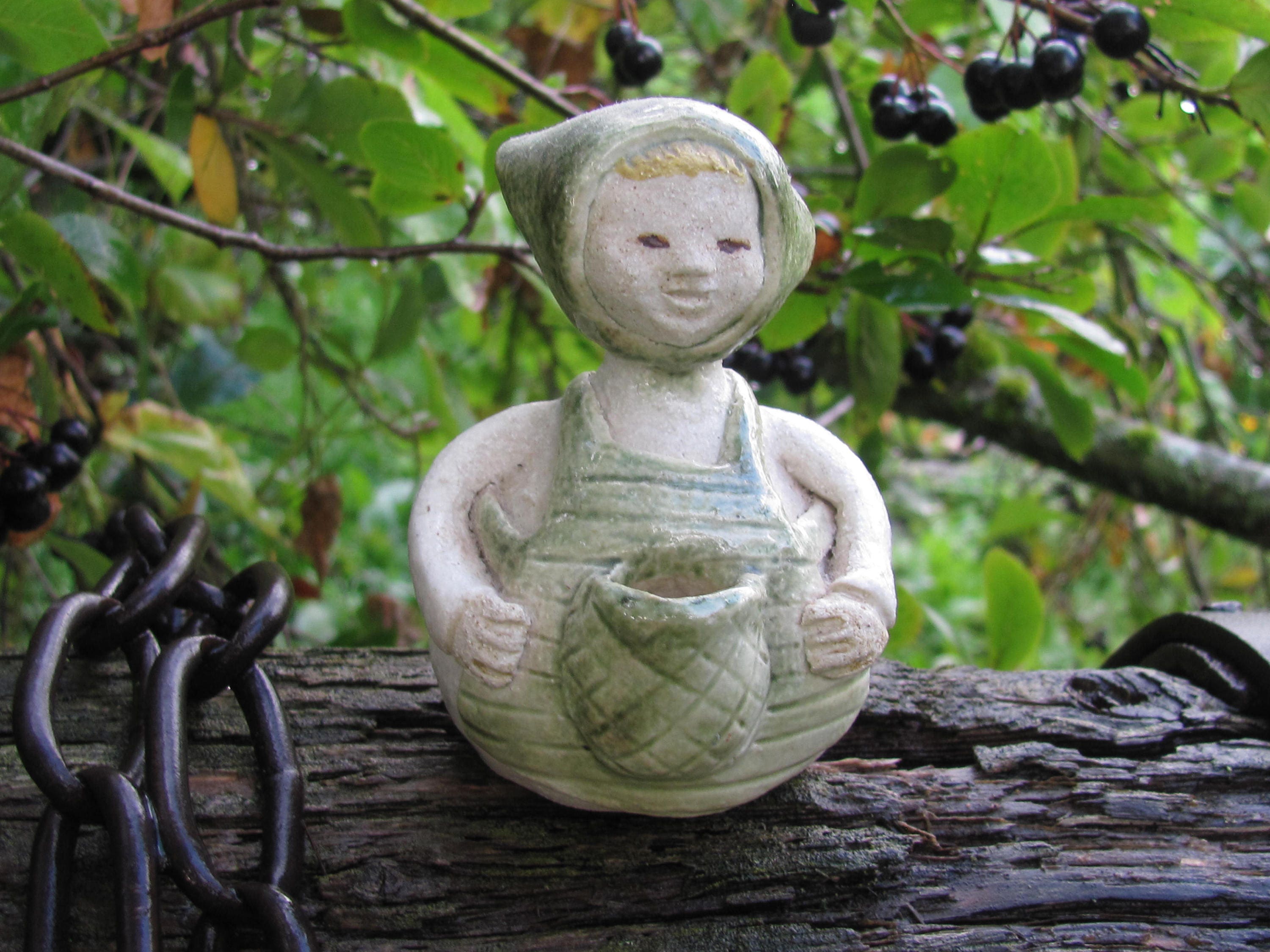 スウェーデンのヴィンテージフラワーガールの置物。9 cmの小さな石器の