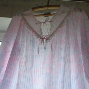 Vintage nachthemd gemaakt in Engeland door CITRA; 53 &quot;Lange Nachtkleding, Wit &Roze Polyester Lange Mouw Nachtkleding maat M / L; Retro Nachthemd