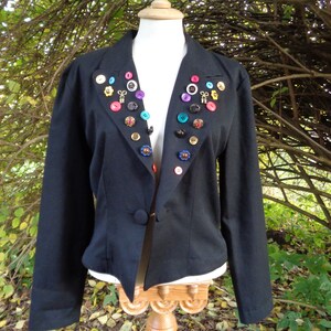 Vintage RUMORS Jacke made in USA Größe S; 80er Jahre Mode Langarm Kurzjacke; PE & Rayon Schwarze Jacke mit bunten Knöpfen am Revers