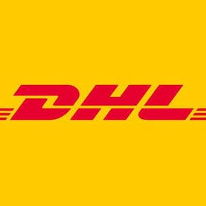 Op de afbeelding: Het DHL-logo is rood en wit op een gele achtergrond. Het logo toont de letters DHL met een gestileerde pijl.