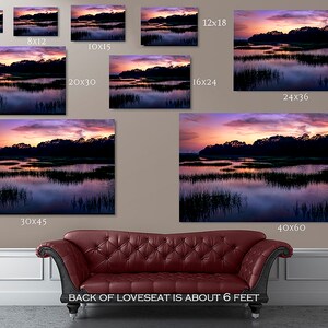 Puede incluir: Una fotograf&iacute;a de un pantano al atardecer con un reflejo del cielo en el agua. La imagen est&aacute; disponible en varios tama&ntilde;os, desde 13x18 cm hasta 102x152 cm.