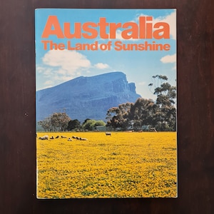 Vintage Magazine Australia The Land of Sunshine 1980/81 par Lloyd O'Neil imprimé à Hong Kong image 1