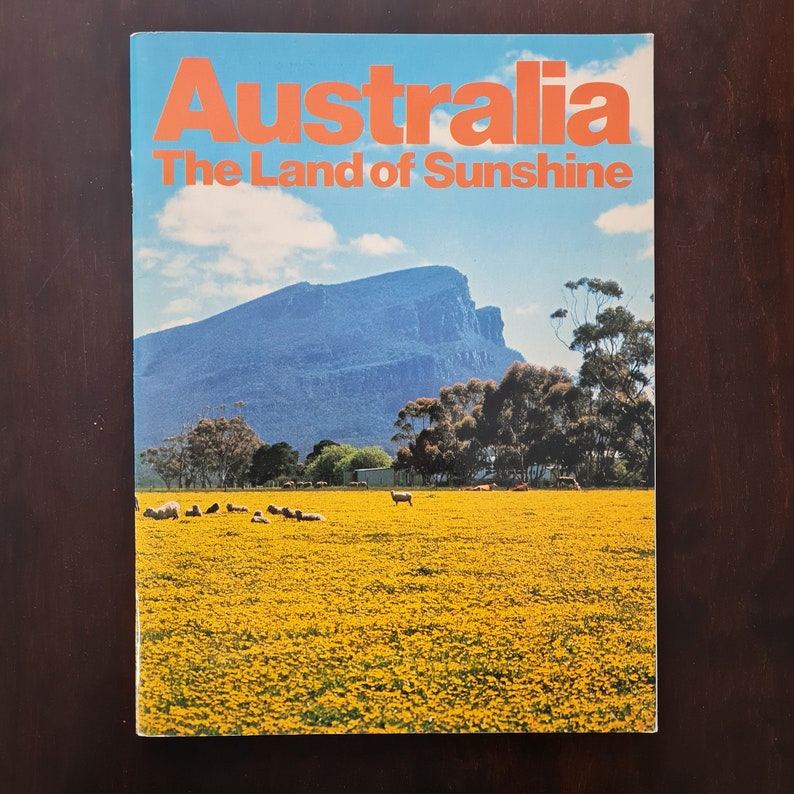 Vintage Magazine Australia The Land of Sunshine 1980/81 par Lloyd O'Neil imprimé à Hong Kong image 1