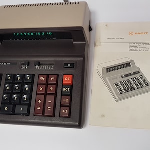 Könnte beinhalten: Ein brauner und beiger Taschenrechner mit einem grünen Digitaldisplay. Der Rechner hat eine Vielzahl von Tasten, darunter Zahlen, Operatoren und Funktionen. Der Rechner steht auf einer weißen Oberfläche. Der Text auf dem Display lautet "12345678910".