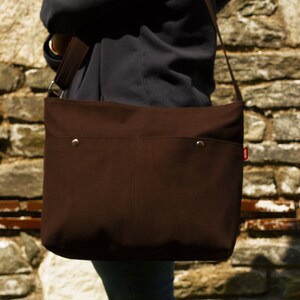 Dark Brown Cotton Canvas Messenger Bag Bolso Mensajero Lona Algodon Marron Oscuro Dunkelbraune Baumwoll Canvas Umhängetasche Sac Messager Toile Coton Marron Fonce Borsa Messenger Tela Cotone Marrone Scuro Donkerbruine Katoenen Canvas Schoudertas Bolsa Carteiro Lona Algodao Marrom Escuro 深棕色棉帆布邮差包 ダークブラウン綿キャンバスメッセンジャーバッグ 다크브라운 코튼 캔버스 메신저백 गहरा भूरा सूती कैनवास बैग حقيبة ساعي بريد قماش قطني بني غامق