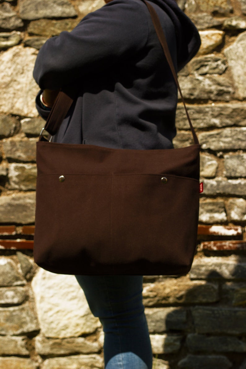 Dark Brown Cotton Canvas Messenger Bag Bolso Mensajero Lona Algodon Marron Oscuro Dunkelbraune Baumwoll Canvas Umhängetasche Sac Messager Toile Coton Marron Fonce Borsa Messenger Tela Cotone Marrone Scuro Donkerbruine Katoenen Canvas Schoudertas Bolsa Carteiro Lona Algodao Marrom Escuro 深棕色棉帆布邮差包 ダークブラウン綿キャンバスメッセンジャーバッグ 다크브라운 코튼 캔버스 메신저백 गहरा भूरा सूती कैनवास बैग حقيبة ساعي بريد قماش قطني بني غامق