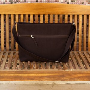 Dark Brown Cotton Canvas Messenger Bag Bolso Mensajero Lona Algodon Marron Oscuro Dunkelbraune Baumwoll Canvas Umhängetasche Sac Messager Toile Coton Marron Fonce Borsa Messenger Tela Cotone Marrone Scuro Donkerbruine Katoenen Canvas Schoudertas Bolsa Carteiro Lona Algodao Marrom Escuro 深棕色棉帆布邮差包 ダークブラウン綿キャンバスメッセンジャーバッグ 다크브라운 코튼 캔버스 메신저백 गहरा भूरा सूती कैनवास बैग حقيبة ساعي بريد قماش قطني بني غامق
