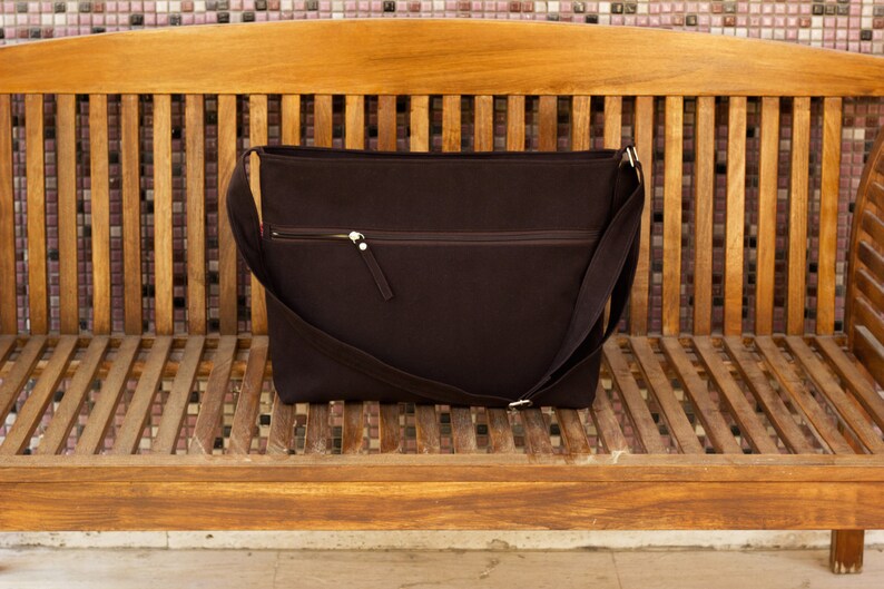 Dark Brown Cotton Canvas Messenger Bag Bolso Mensajero Lona Algodon Marron Oscuro Dunkelbraune Baumwoll Canvas Umhängetasche Sac Messager Toile Coton Marron Fonce Borsa Messenger Tela Cotone Marrone Scuro Donkerbruine Katoenen Canvas Schoudertas Bolsa Carteiro Lona Algodao Marrom Escuro 深棕色棉帆布邮差包 ダークブラウン綿キャンバスメッセンジャーバッグ 다크브라운 코튼 캔버스 메신저백 गहरा भूरा सूती कैनवास बैग حقيبة ساعي بريد قماش قطني بني غامق