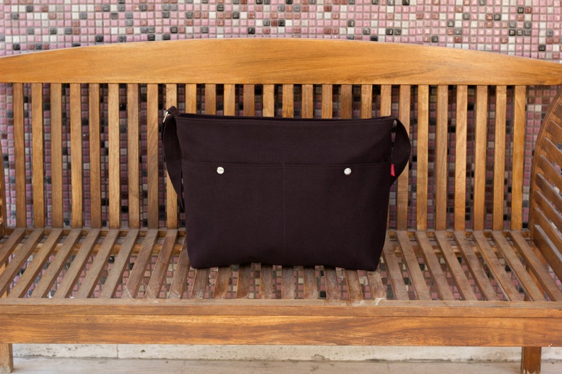 Dark Brown Cotton Canvas Messenger Bag Bolso Mensajero Lona Algodon Marron Oscuro Dunkelbraune Baumwoll Canvas Umhängetasche Sac Messager Toile Coton Marron Fonce Borsa Messenger Tela Cotone Marrone Scuro Donkerbruine Katoenen Canvas Schoudertas Bolsa Carteiro Lona Algodao Marrom Escuro 深棕色棉帆布邮差包 ダークブラウン綿キャンバスメッセンジャーバッグ 다크브라운 코튼 캔버스 메신저백 गहरा भूरा सूती कैनवास बैग حقيبة ساعي بريد قماش قطني بني غامق