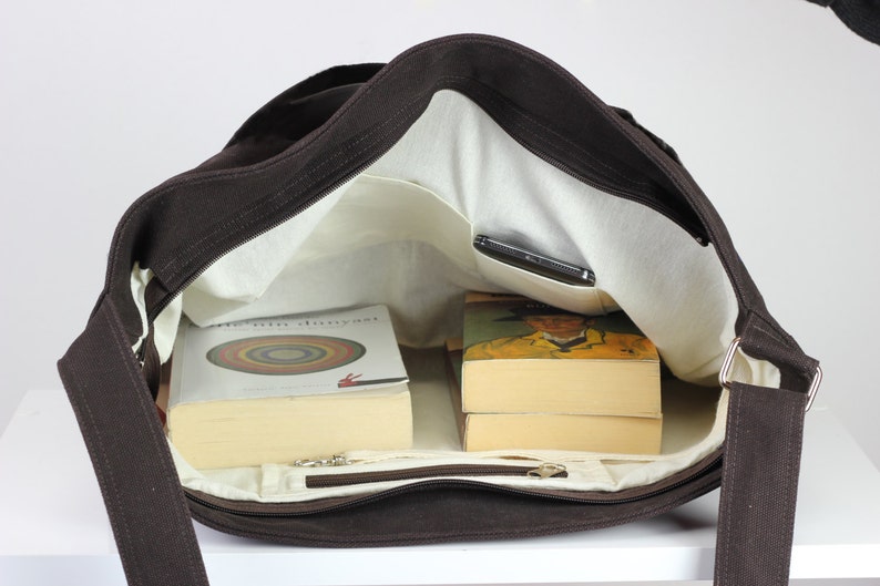 Dark Brown Cotton Canvas Messenger Bag Bolso Mensajero Lona Algodon Marron Oscuro Dunkelbraune Baumwoll Canvas Umhängetasche Sac Messager Toile Coton Marron Fonce Borsa Messenger Tela Cotone Marrone Scuro Donkerbruine Katoenen Canvas Schoudertas Bolsa Carteiro Lona Algodao Marrom Escuro 深棕色棉帆布邮差包 ダークブラウン綿キャンバスメッセンジャーバッグ 다크브라운 코튼 캔버스 메신저백 गहरा भूरा सूती कैनवास बैग حقيبة ساعي بريد قماش قطني بني غامق
