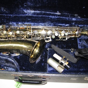 Alto Saxophone,King Cleveland Model 613,relaquered,repadded,vintage horn,excellent student instrument band supply,complete saxophone outfit