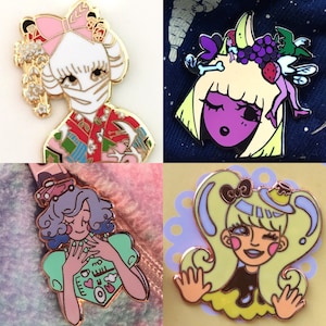 Puede incluir: Cuatro pines de esmalte con diseños de personajes de dibujos animados. Un pin presenta una geisha con un lazo rosa y detalles florales. Otro representa un personaje de piel púrpura con un tocado de frutas y huesos. Los otros dos pines tienen una chica con pelo rizado y una chica con coletas.