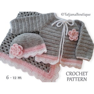 Puede incluir: Un conjunto de bebé de ganchillo gris, rosa y blanco que incluye una manta, un gorro y una chaqueta. El conjunto presenta un borde festoneado y un acento de flor rosa. El texto "6-12 m" y "CROCHET PATTERN" son visibles.