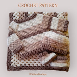 Może przedstawiać: Zestaw dla niemowlęcia wykonany na szydełku w brązowo-białe paski, w skład którego wchodzi sweterek, czapka i buciki. Zestaw ułożony jest na szydełkowym kocu z kwadratowym wzorem.