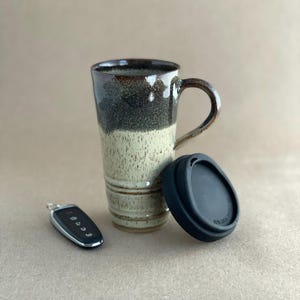 Taza de viaje con tapa de silicona a presión, hecha a mano