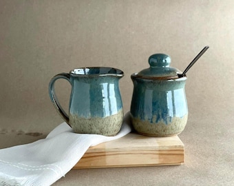 Handgemaakte set aardewerksuiker en creamer: suikerpot met deksel