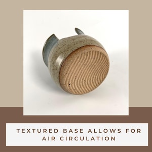 The textured bottom of a Sponge Holder is showing with words stating:
Textured Base Allows For Air Circulation.