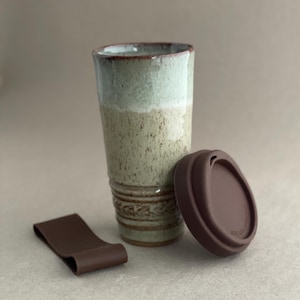 Caneca de viagem artesanal em cerâmica: Grande, 473 ml (16 oz), com tampa e capa de silicone.