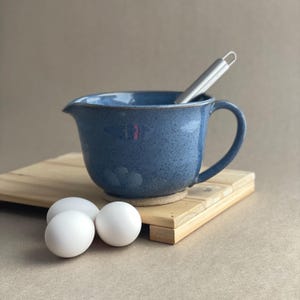 Tigela de cerâmica artesanal para massa com batedor, tigela para misturar na cozinha imagem 1