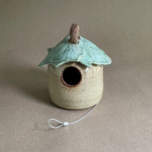 Casita de pájaros de cerámica para jardín con techo de hojas, casa de pájaros de cerámica hecha a mano, apertura de 3,8 cm (1,5 pulgadas).