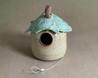 Casita de pájaros de cerámica para jardín con techo de hojas, casa de pájaros de cerámica hecha a mano, apertura de 3,8 cm (1,5 pulgadas).