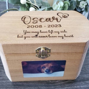 K&ouml;nnte beinhalten: Eine Holzkiste mit einem Scharnierdeckel und einem Messingverschluss. Die Kiste hat einen Fotoeinsatz und ist mit dem Text "Oscar 2008-2023 You may have left my side but you will never leave my heart" graviert.