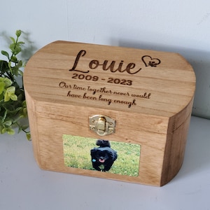 K&ouml;nnte beinhalten: Eine Holzkiste mit einem Foto eines schwarzen Hundes und der Inschrift "Louie 2009 - 2023 Unsere Zeit zusammen w&auml;re nie lang genug gewesen".