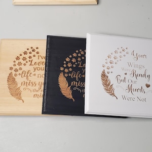 Puede incluir: Tres letreros de madera con un dise&ntilde;o de huella de pata y una pluma. Los letreros tienen el texto "I've Love you life no miss you the r mi", "Lo life y miss th" y "Your Wings Were Ready But Our Hearts Were Not".