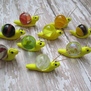 1 miniatuur geelmarmeren slak met rocailles