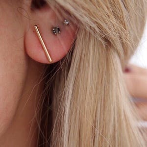 Boucles d&#39;oreilles trait plaqué or 750, mono boucle ou paire de puces dorés à l&#39;or fin 18 carats