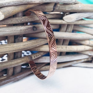 Engraved triangle bangle in 750 rose gold plated for women, cuff bracelet with 18-carat gold-plated inscriptions