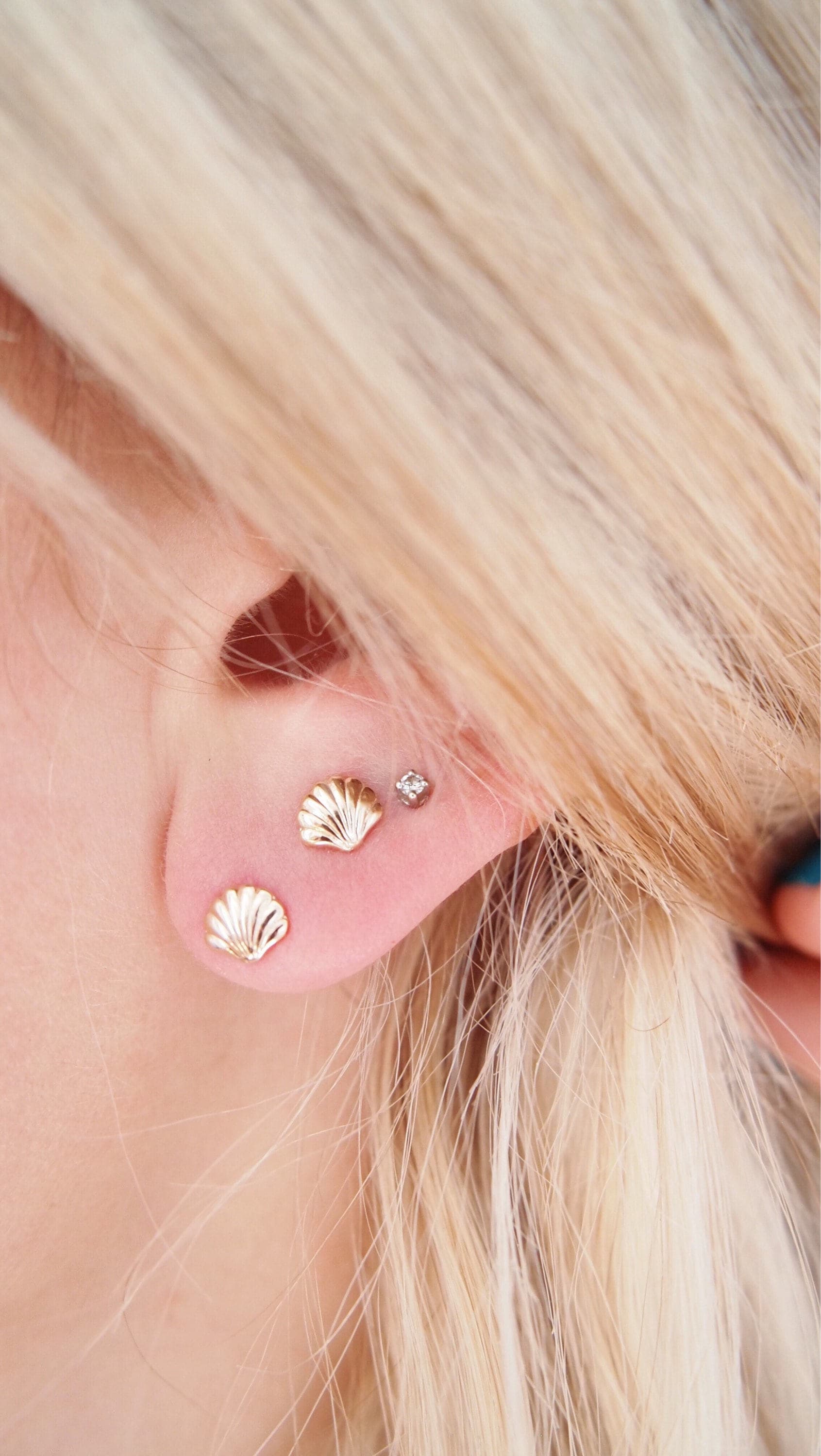 Small shell earrings plated with 750 gold, single earring or pair of studs gilded with 18 carat fine gold