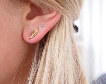 Small feather or leaf earrings in 750 gold plate, single earring or pair of rising ear cuffs in 18 carat fine gold plated