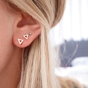 Petites Boucles d&#39;oreilles triangles plaqué or 750, mono boucle ou paire de clous doré à l’or fin 18 carats