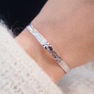 Adjustable hammered bracelet in 925 silver, closed bangle in solid silver