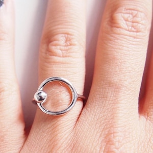 Round ring in 925 round rodhied, solid silver circle ring, Valentine&#39;s Day gift