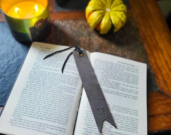 Marcapáginas de cuero personalizado hecho a mano: un regalo para los lectores