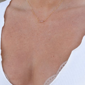 Gargantilla con piedras preciosas pequeñas de cuarzo rosa, chapada en oro de 14 k, 15"