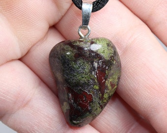 Drakenbloedjaspis | Halsketting met koord of 925 sterling zilver --- Steenmaat: 26 x 20 mm