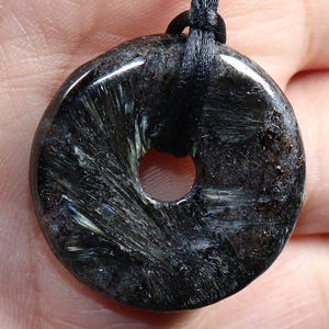 Antofyllit (munk) | Halsband med snöre --- Stenstorlek: 30 mm