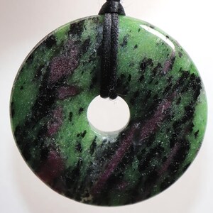 ゾイサイト（ドーナツ型）に埋め込まれたルビー｜コード付きネックレス --- 石のサイズ：39.5 mm