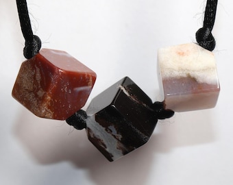 Sardonyx (Würfel) | Halskette mit Bedeutung | Nylonband --- Stein-Größe: ca. 12 x 12 mm