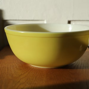 Set of 2 PYREX Primary Mixing Bowls in Yellow 404 and Green 403 | Mid Century Modern Milk Glass Mixing Bowls