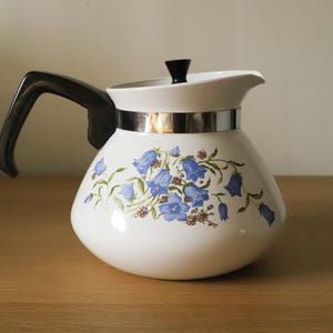 Vintage Corningware-theepot met Canterbury-blauw belpatroon